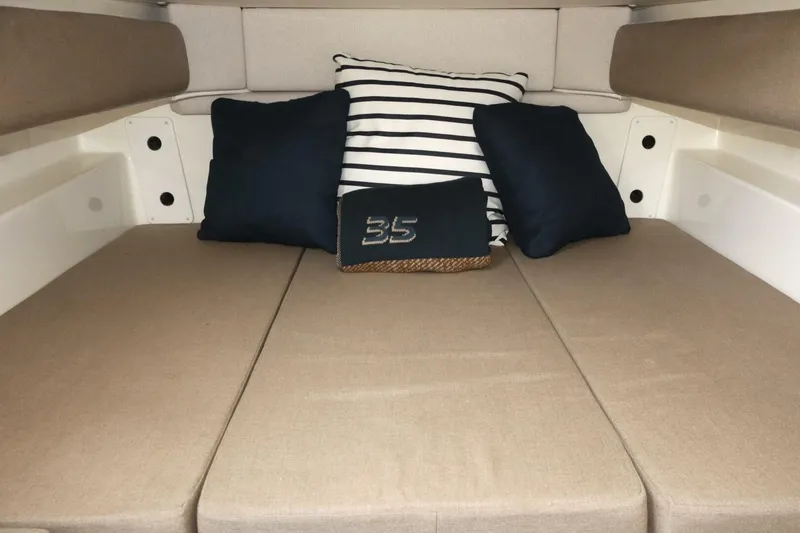 Slide: The Image of Regulator Marine 35cc 2025 - 5307356