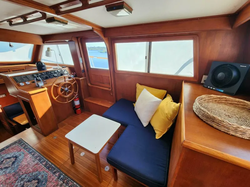 Slide: The Image of Marine Trader LaBelle 40 Sun Deck 1985 - 5308131