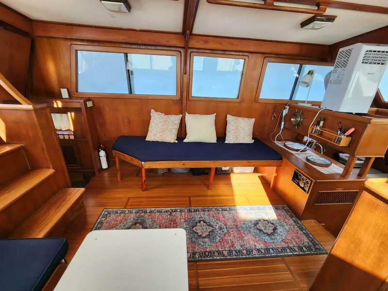 Slide: The Image of Marine Trader LaBelle 40 Sun Deck 1985 - 5308130