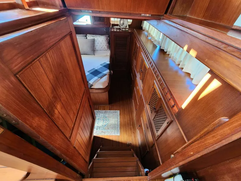 Slide: The Image of Marine Trader LaBelle 40 Sun Deck 1985 - 5308189