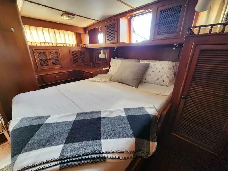 Slide: The Image of Marine Trader LaBelle 40 Sun Deck 1985 - 5308193