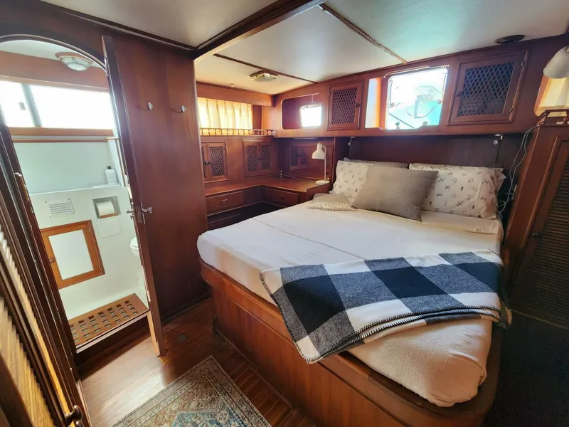 Slide: The Image of Marine Trader LaBelle 40 Sun Deck 1985 - 5308195