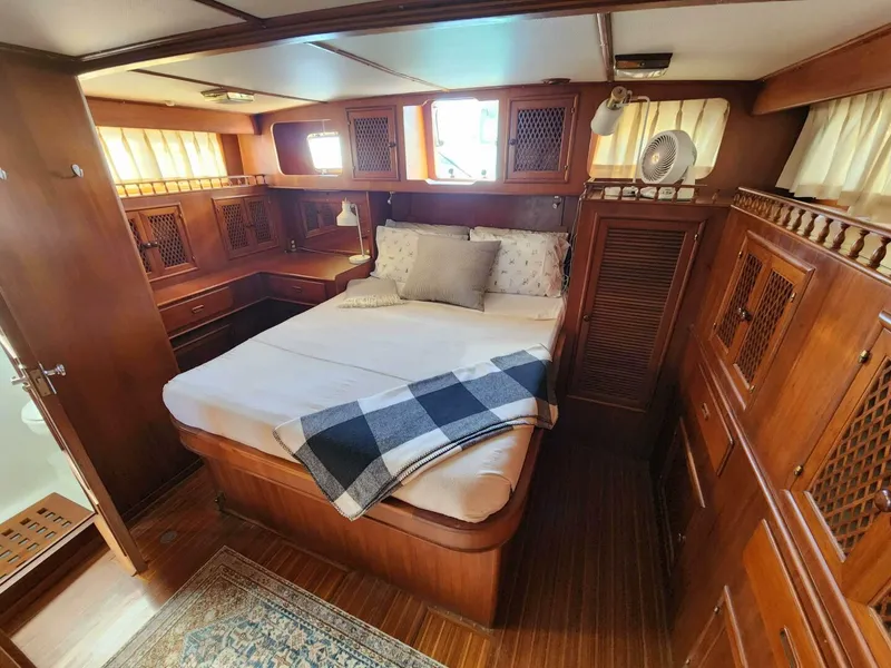 Slide: The Image of Marine Trader LaBelle 40 Sun Deck 1985 - 5308199