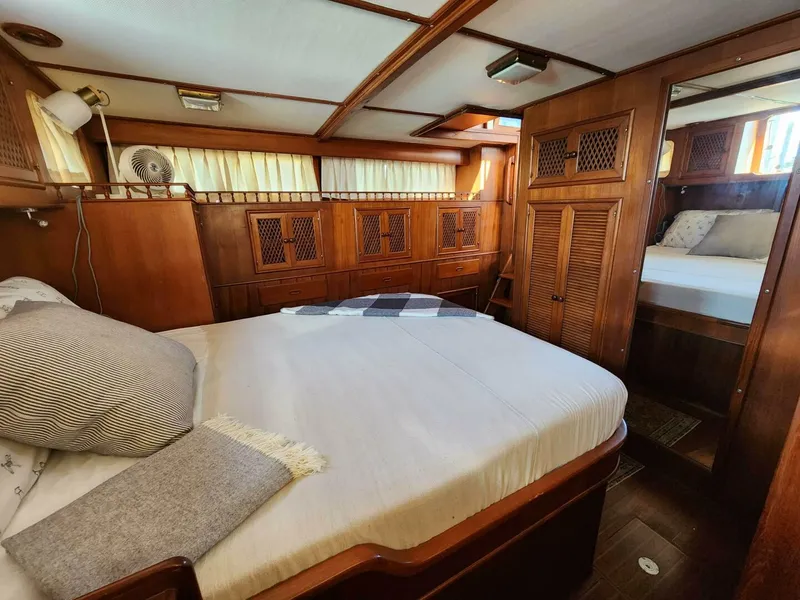 Slide: The Image of Marine Trader LaBelle 40 Sun Deck 1985 - 5308202