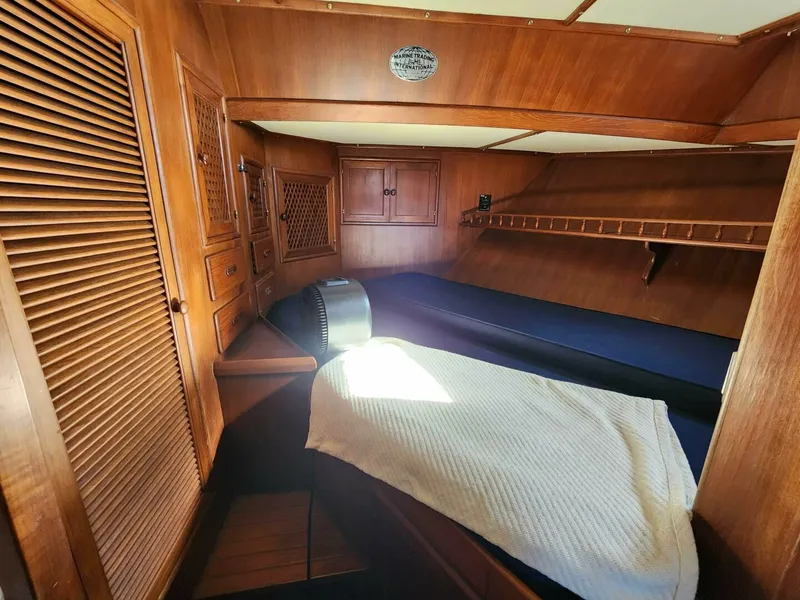 Slide: The Image of Marine Trader LaBelle 40 Sun Deck 1985 - 5308346