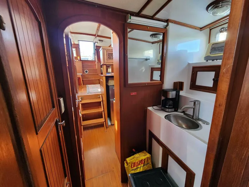 Slide: The Image of Marine Trader LaBelle 40 Sun Deck 1985 - 5308350