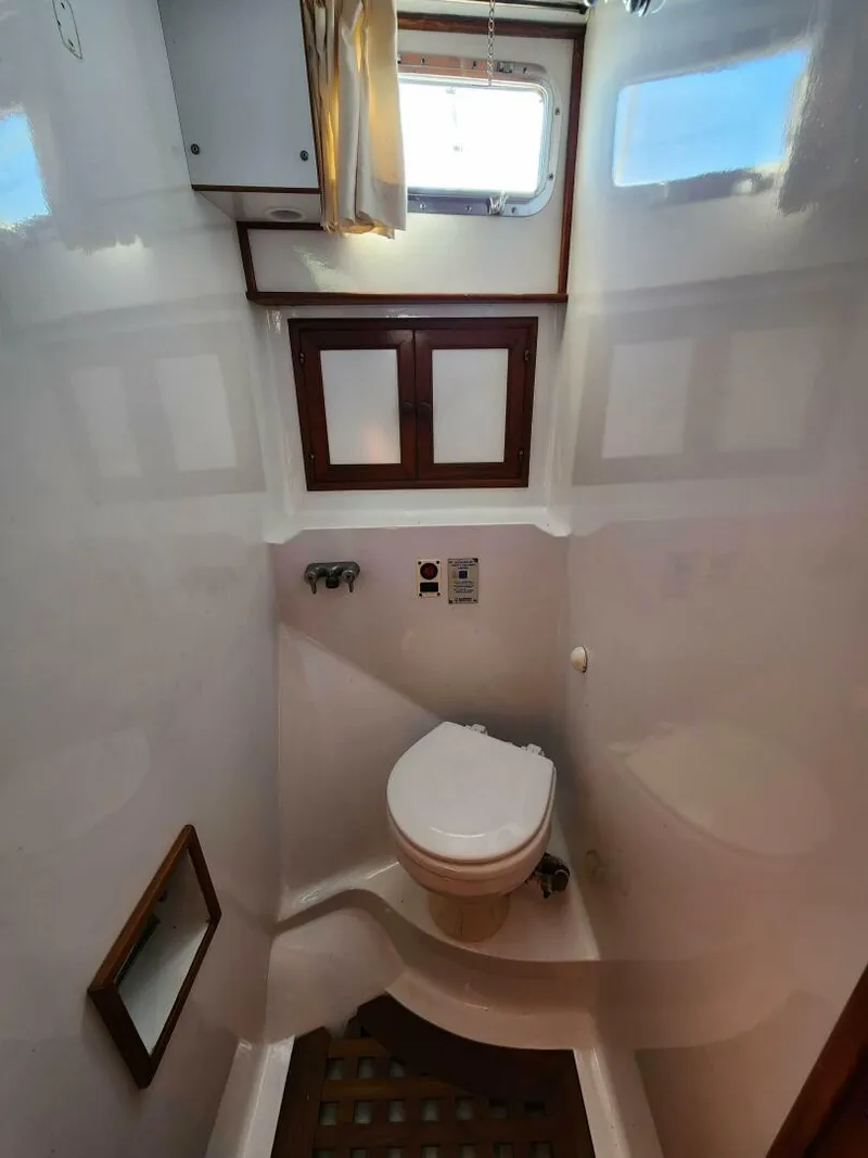 Slide: The Image of Marine Trader LaBelle 40 Sun Deck 1985 - 5308363