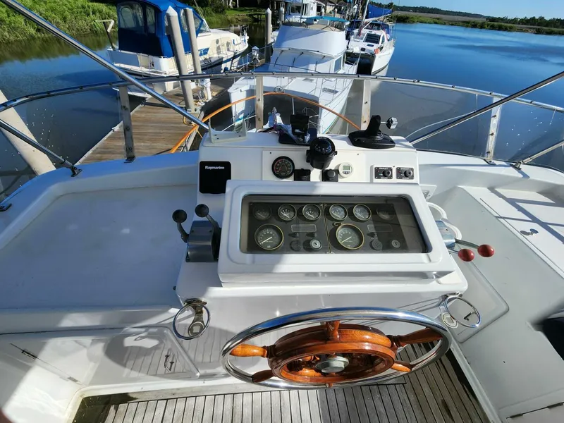 Slide: The Image of Marine Trader LaBelle 40 Sun Deck 1985 - 5308390