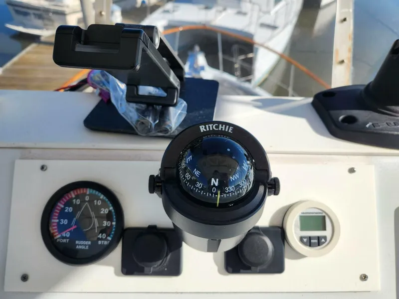 Slide: The Image of Marine Trader LaBelle 40 Sun Deck 1985 - 5308422