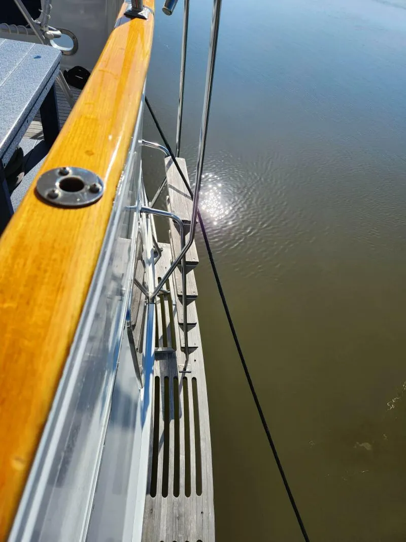 Slide: The Image of Marine Trader LaBelle 40 Sun Deck 1985 - 5308411