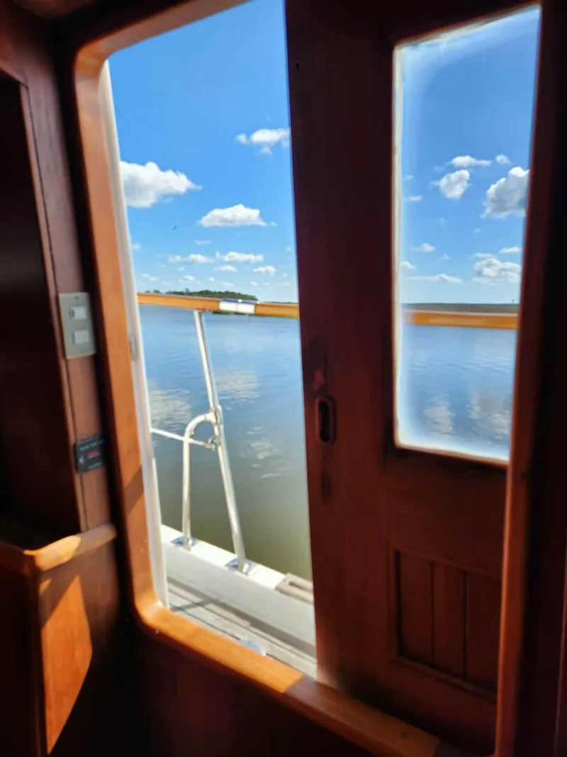 Slide: The Image of Marine Trader LaBelle 40 Sun Deck 1985 - 5308434