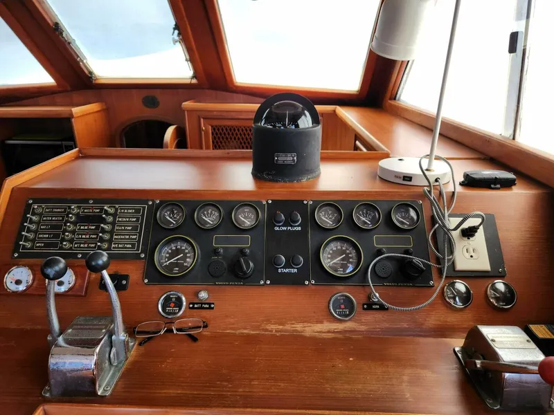 Slide: The Image of Marine Trader LaBelle 40 Sun Deck 1985 - 5308449