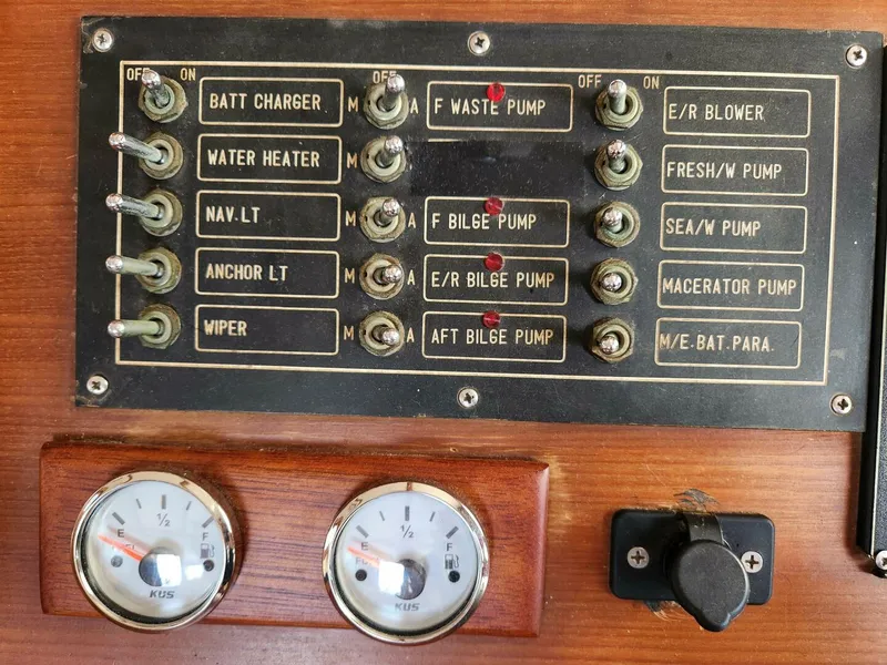 Slide: The Image of Marine Trader LaBelle 40 Sun Deck 1985 - 5308438