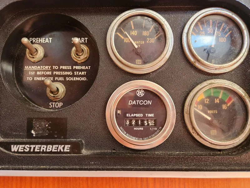 Slide: The Image of Marine Trader LaBelle 40 Sun Deck 1985 - 5308460