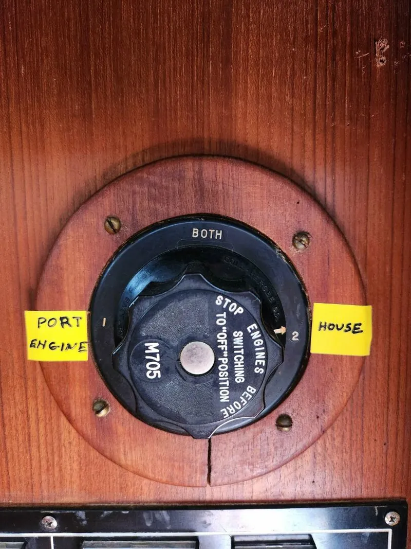 Slide: The Image of Marine Trader LaBelle 40 Sun Deck 1985 - 5308461