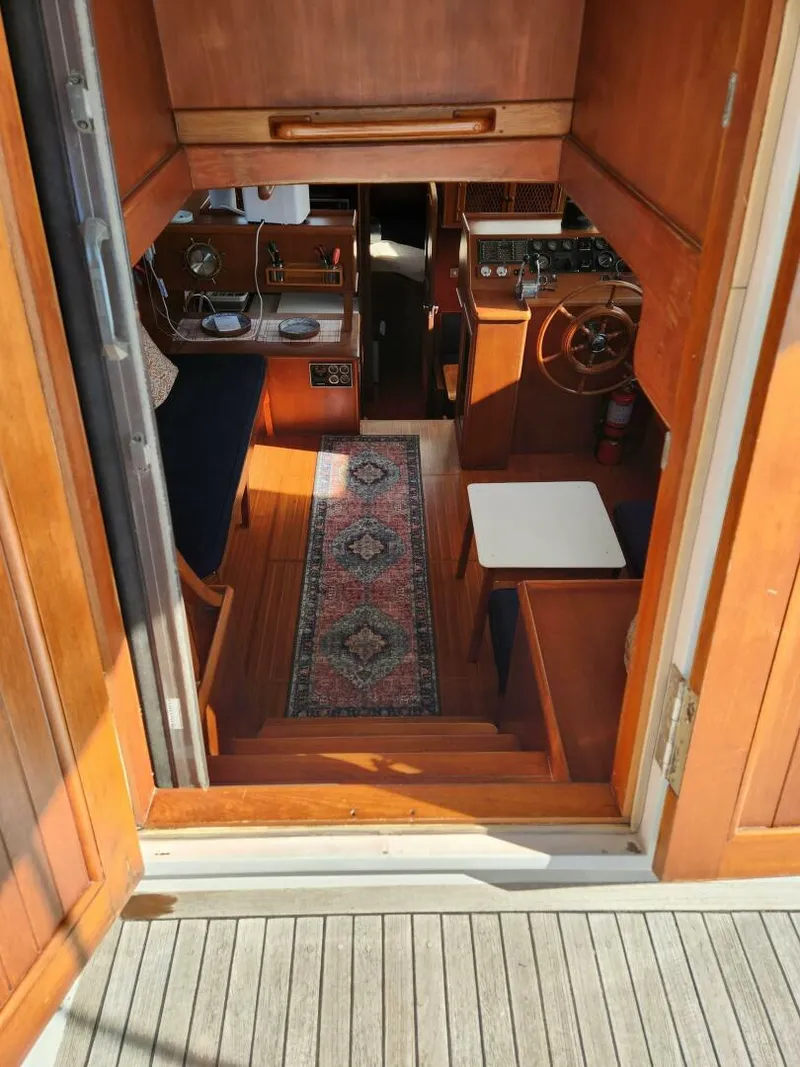 Slide: The Image of Marine Trader LaBelle 40 Sun Deck 1985 - 5308125