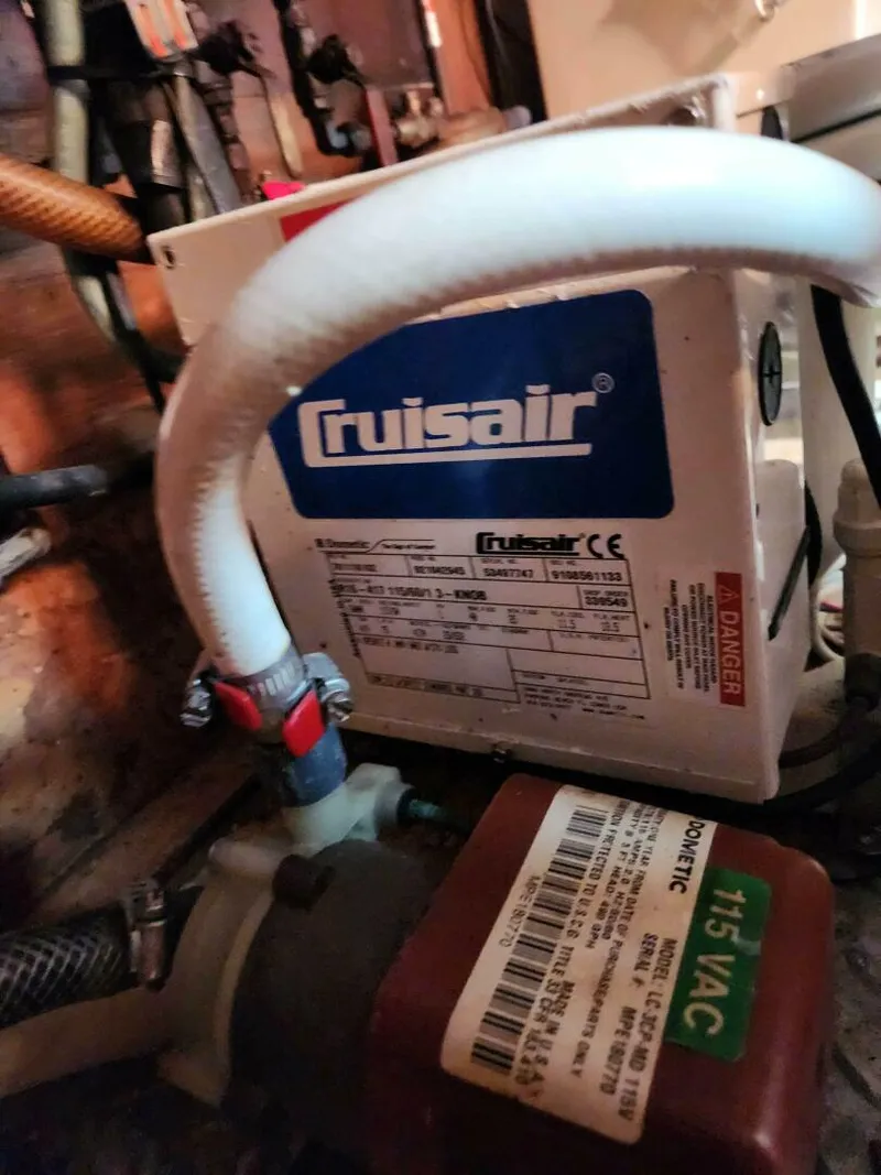 Slide: The Image of Marine Trader LaBelle 40 Sun Deck 1985 - 5308515