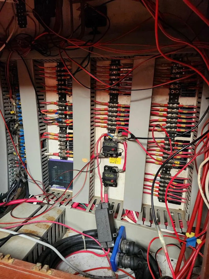 Slide: The Image of Marine Trader LaBelle 40 Sun Deck 1985 - 5308532