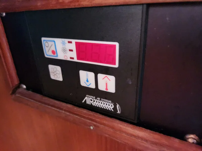 Slide: The Image of Marine Trader LaBelle 40 Sun Deck 1985 - 5308534