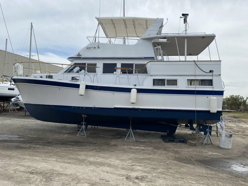 Slide: The Image of Marine Trader LaBelle 40 Sun Deck 1985 - 5308426