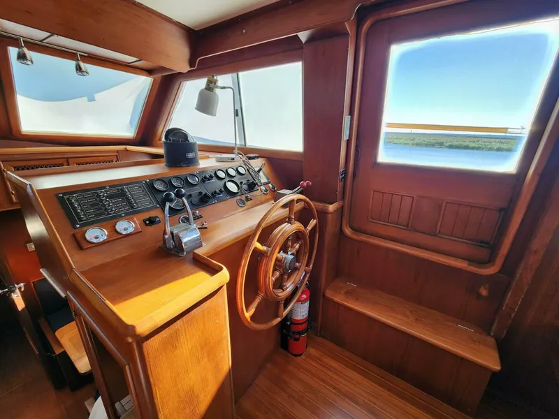 Slide: The Image of Marine Trader LaBelle 40 Sun Deck 1985 - 5308132