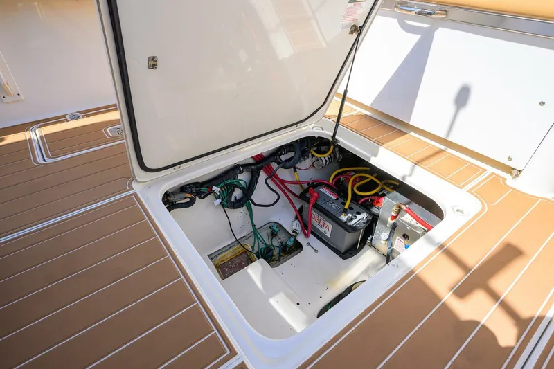 Slide: The Image of Deck Equipment 34 Pursuit Drummond Runner Nauti-Hooker - 5316302