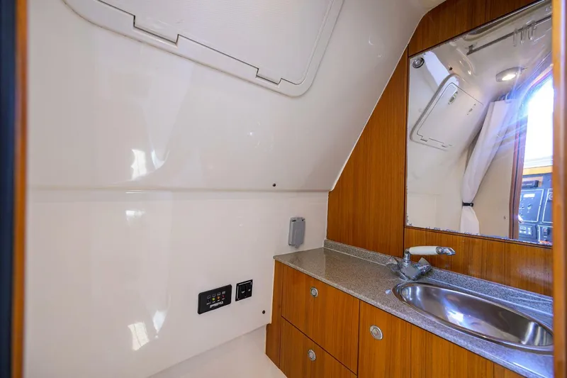 Slide: The Image of Head 34 Pursuit Drummond Runner Nauti-Hooker - 5316274