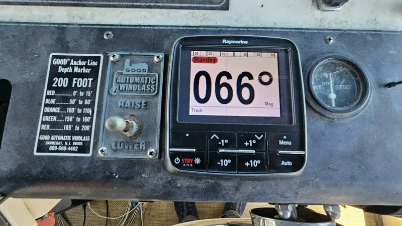 Slide: The Image of 1994 Carver 350 Mariner Power 751975 20250501094117916 45_XLARGE 1994 Carver 350 Mariner Aft Cabin - 5318898