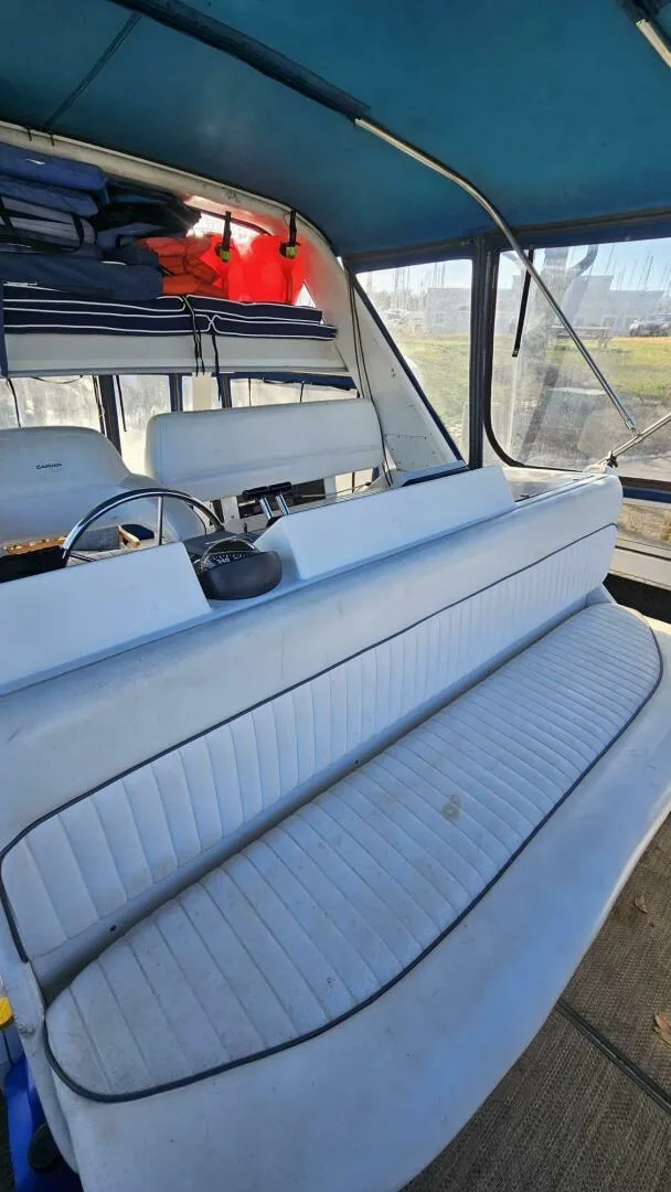 Slide: The Image of 1994 Carver 350 Mariner Power 751975 20250501094117962 58_XLARGE 1994 Carver 350 Mariner Aft Cabin - 5318922