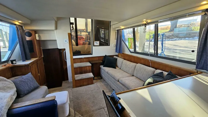 Slide: The Image of 1994 Carver 350 Mariner Power 751975 20250501094115236 15_XLARGE 1994 Carver 350 Mariner Aft Cabin - 5318917