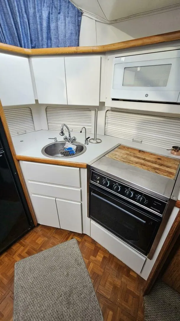 Slide: The Image of 1994 Carver 350 Mariner Power 751975 20250506211801270 35_XLARGE 1994 Carver 350 Mariner Aft Cabin - 5318916