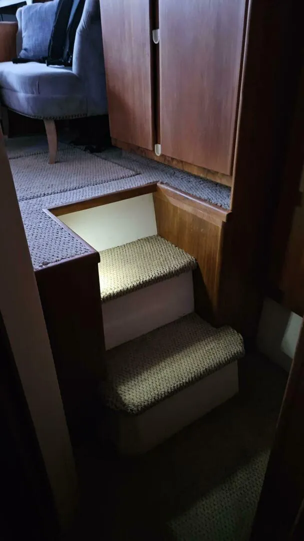 Slide: The Image of 1994 Carver 350 Mariner Power 751975 20250506211801061 31_XLARGE 1994 Carver 350 Mariner Aft Cabin - 5318944