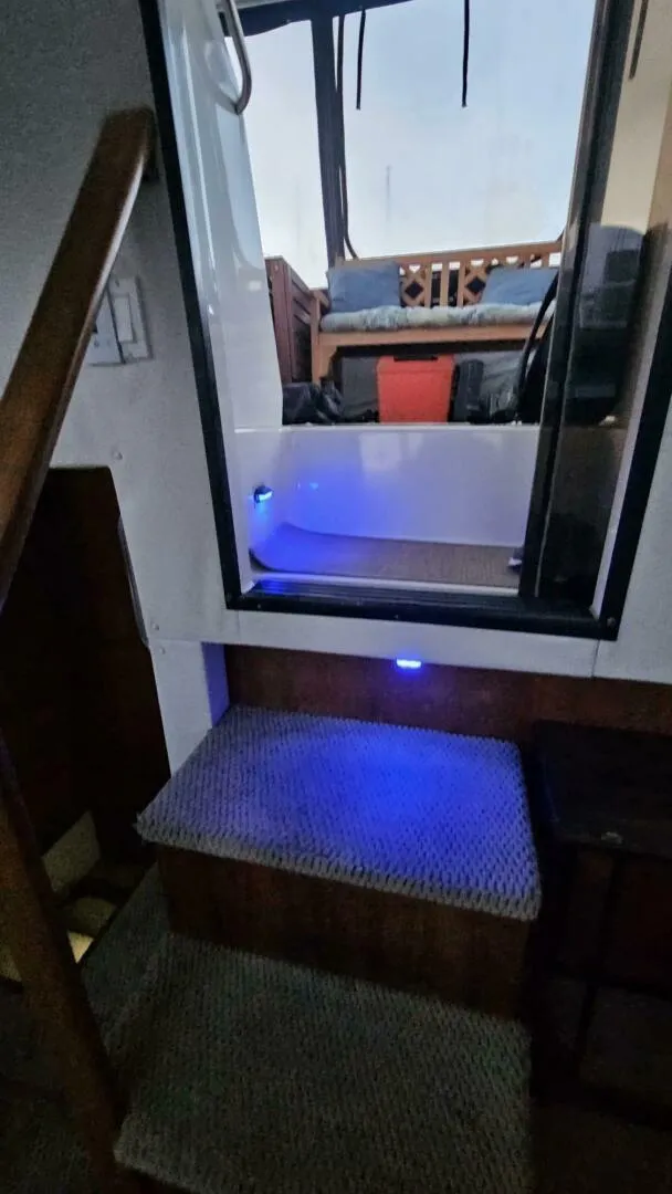 Slide: The Image of 1994 Carver 350 Mariner Power 751975 20250506211800617 11_XLARGE 1994 Carver 350 Mariner Aft Cabin - 5318947