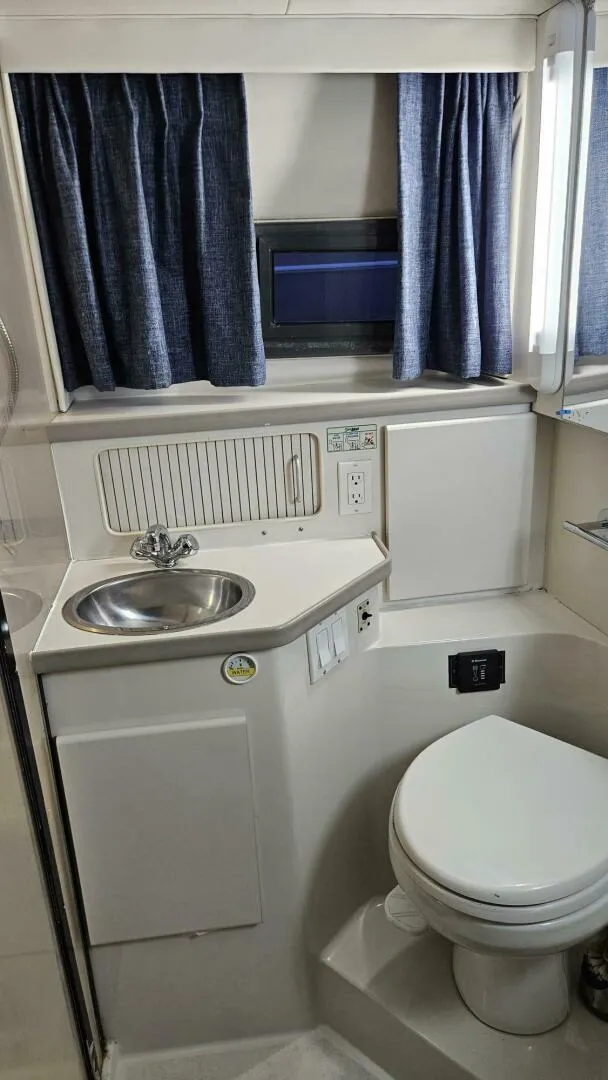 Slide: The Image of 1994 Carver 350 Mariner Power 751975 20250506211801135 27_XLARGE 1994 Carver 350 Mariner Aft Cabin - 5318933