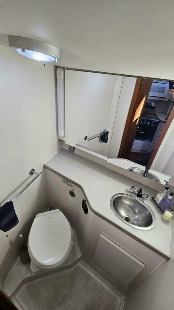 Slide: The Image of 1994 Carver 350 Mariner Power 751975 20250501094115027 27_XLARGE 1994 Carver 350 Mariner Aft Cabin - 5318934