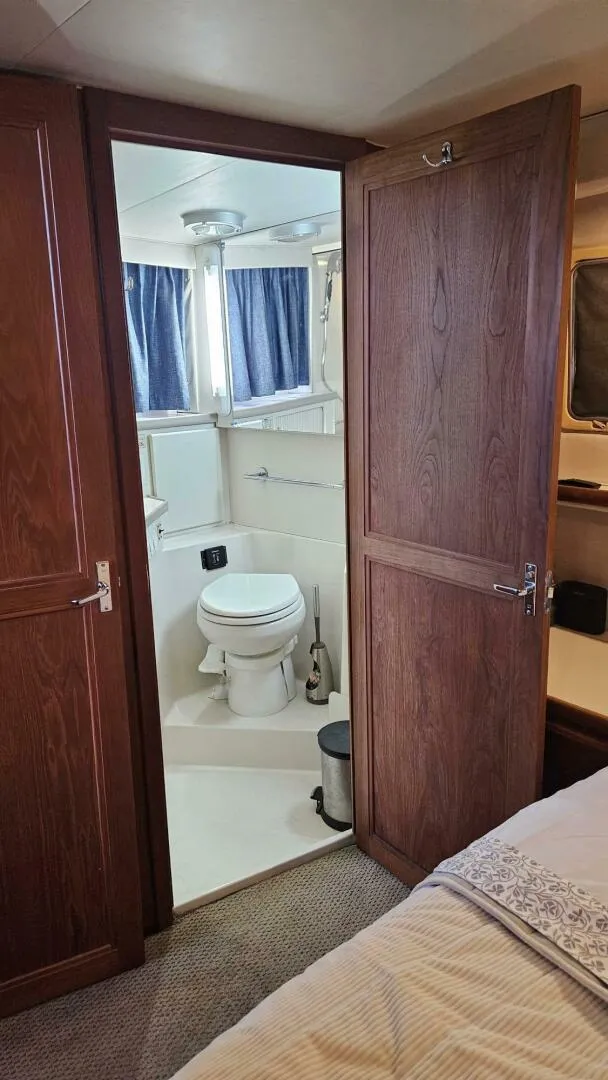 Slide: The Image of 1994 Carver 350 Mariner Power 751975 20250506211801056 26_XLARGE 1994 Carver 350 Mariner Aft Cabin - 5318913