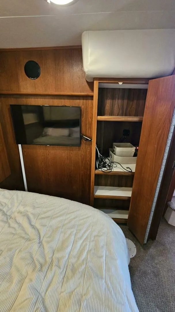 Slide: The Image of 1994 Carver 350 Mariner Power 751975 20250506211801137 23_XLARGE 1994 Carver 350 Mariner Aft Cabin - 5318914