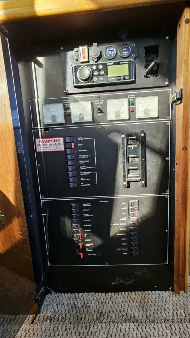 Slide: The Image of 1994 Carver 350 Mariner Power 751975 20250501094115011 13_XLARGE 1994 Carver 350 Mariner Aft Cabin - 5318907