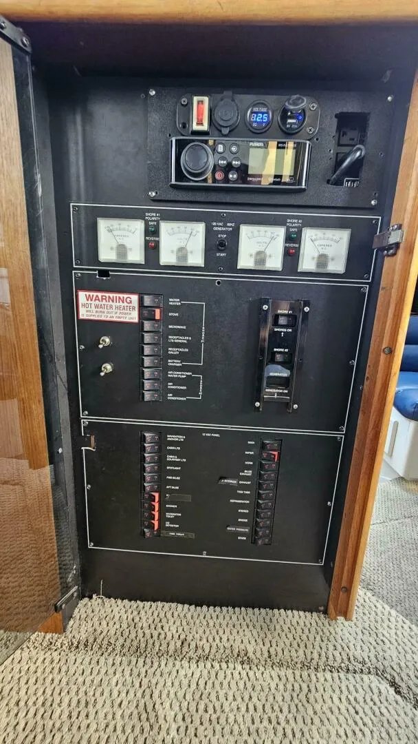 Slide: The Image of 1994 Carver 350 Mariner Power 751975 20250506211759636 7_XLARGE 1994 Carver 350 Mariner Aft Cabin - 5318899