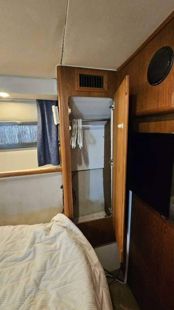 Slide: The Image of 1994 Carver 350 Mariner Power 751975 20250506211800874 25_XLARGE 1994 Carver 350 Mariner Aft Cabin - 5318930