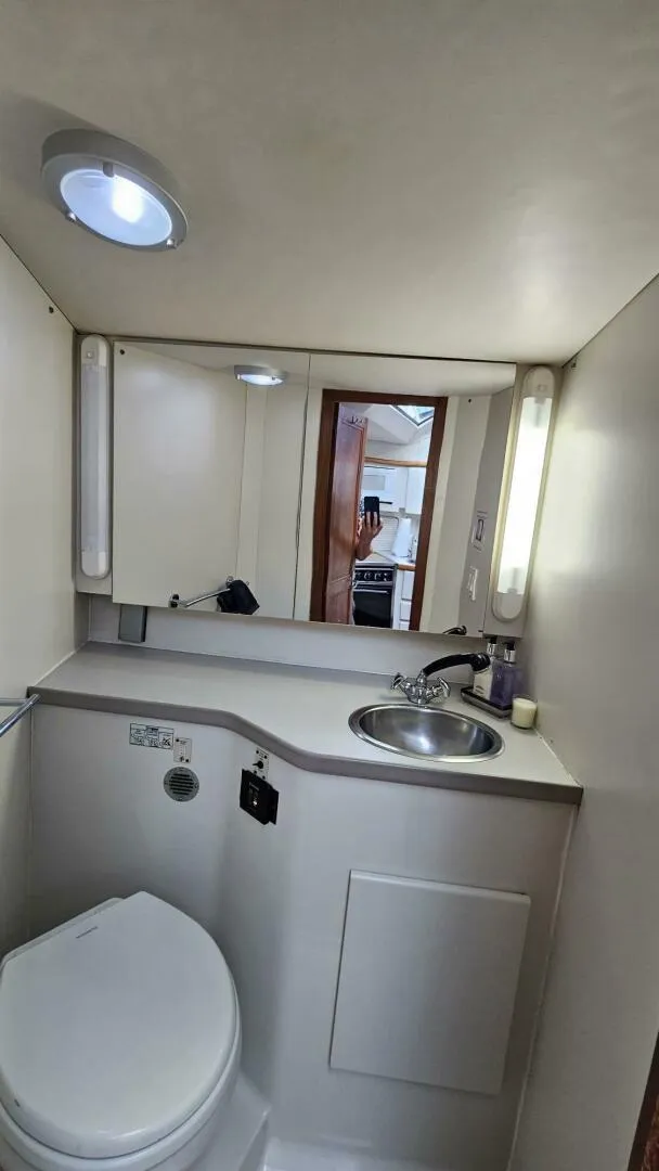 Slide: The Image of 1994 Carver 350 Mariner Power 751975 20250506211800668 34_XLARGE 1994 Carver 350 Mariner Aft Cabin - 5318942