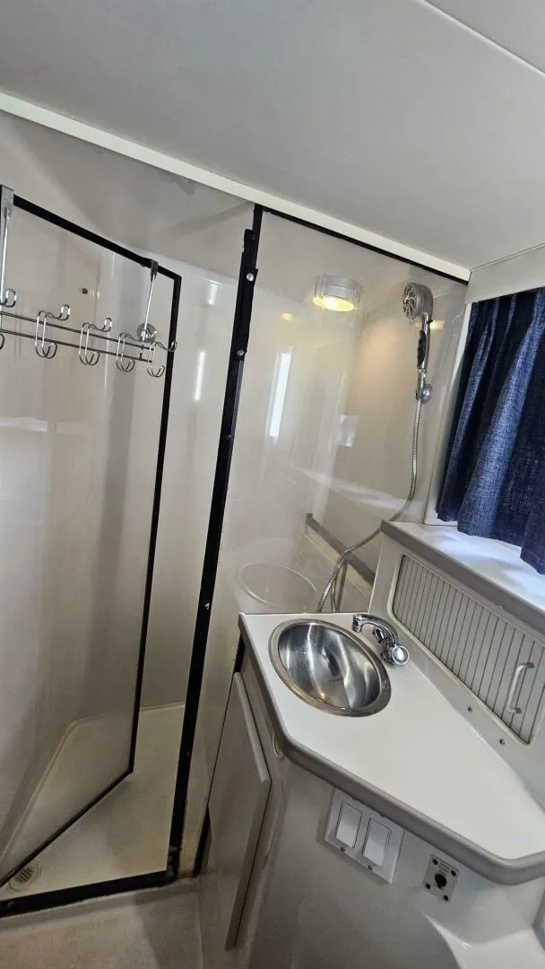 Slide: The Image of 1994 Carver 350 Mariner Power 751975 20250506211800955 28_XLARGE 1994 Carver 350 Mariner Aft Cabin - 5318943