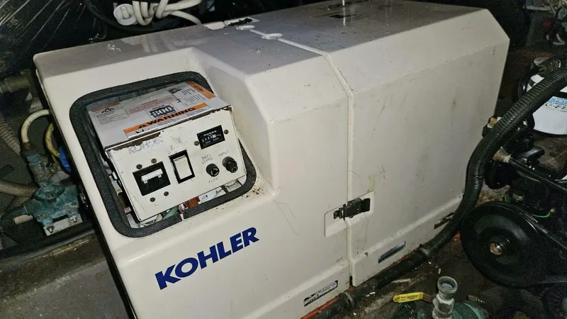 Slide: The Image of 1994 Carver 350 Mariner Power 751975 20250506211804867 46_XLARGE 1994 Carver 350 Mariner Aft Cabin - 5318894