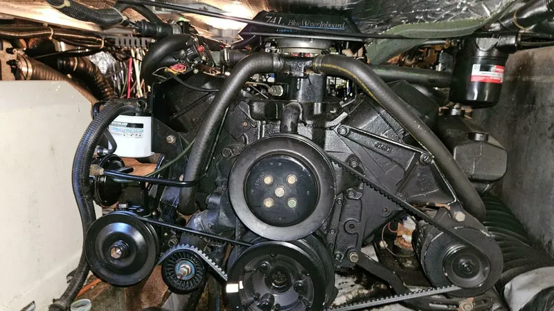 Slide: The Image of 1994 Carver 350 Mariner Power 751975 20250506211804867 47_XLARGE 1994 Carver 350 Mariner Aft Cabin engine - 5318885