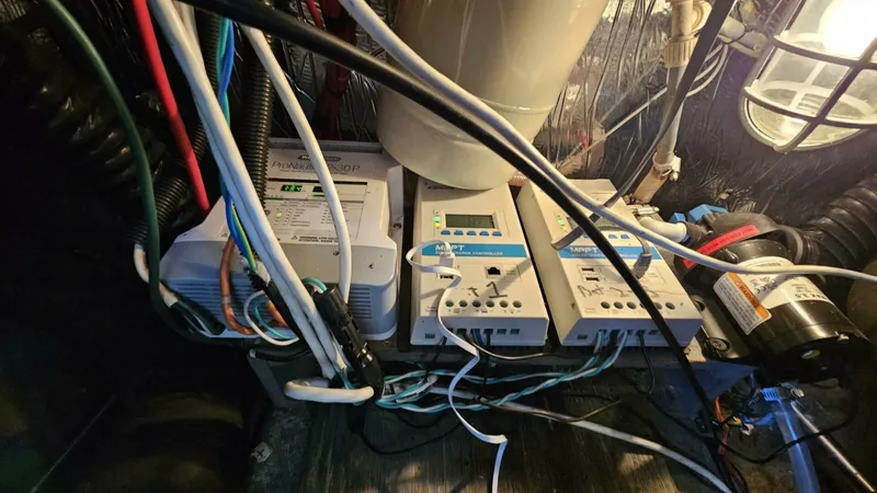 Slide: The Image of 1994 Carver 350 Mariner Power 751975 20250501094115185 39_XLARGE 1994 Carver 350 Mariner Aft Cabin - 5318927