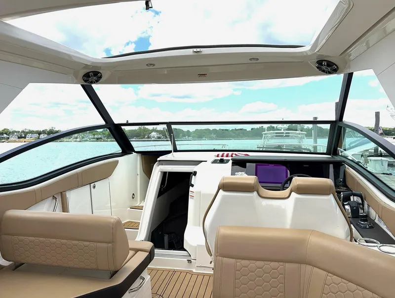 Slide: The Image of Sea Ray 320 Sundancer 2020 - 5322108