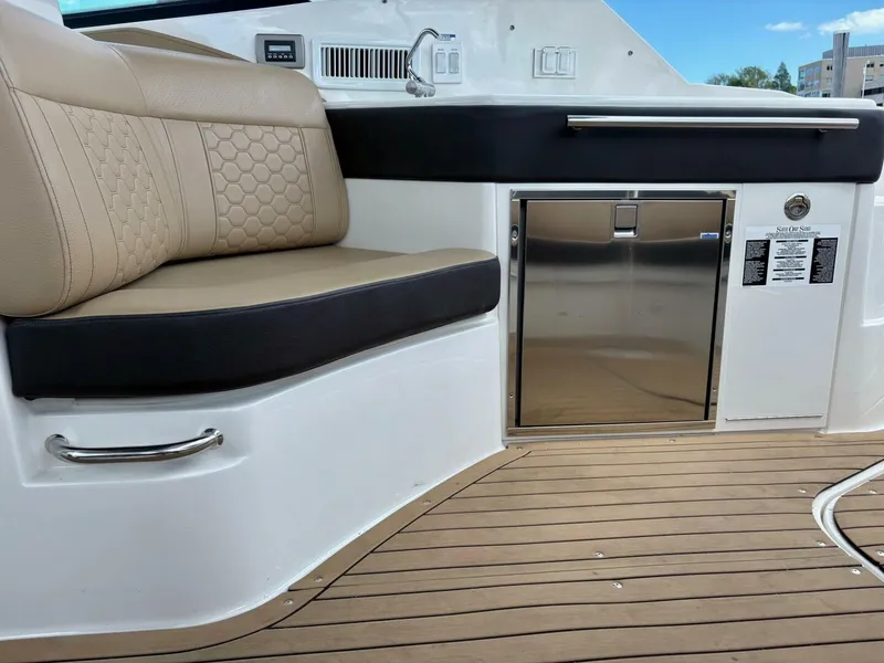 Slide: The Image of Sea Ray 320 Sundancer 2020 - 5322109