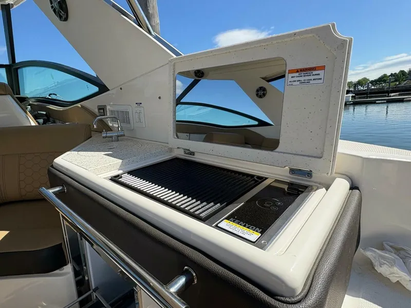 Slide: The Image of Sea Ray 320 Sundancer 2020 - 5322100