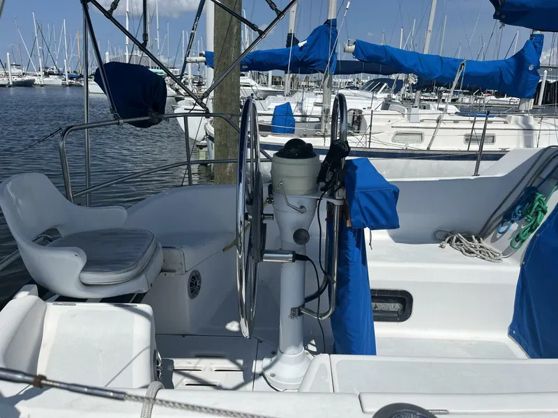 Slide: The Image of Hunter 33.5 Cockpit - 5367090