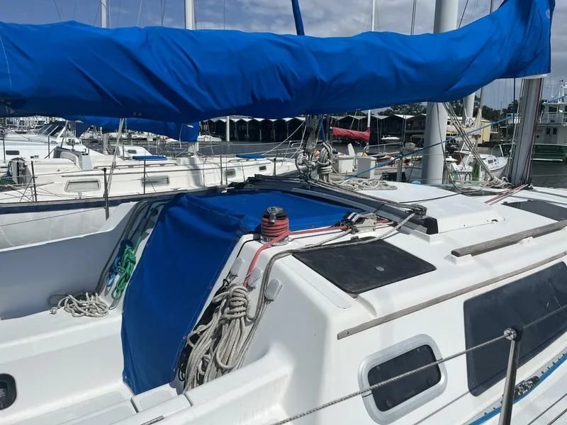 Slide: The Image of Hunter 33.5 Cockpit - 5367091